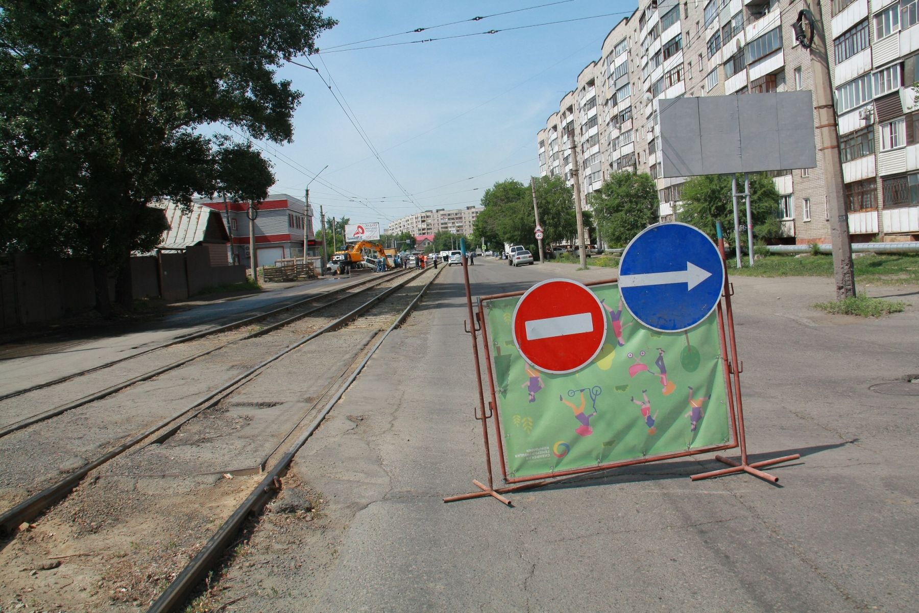 На месте провалившегося асфальта в Бийске.