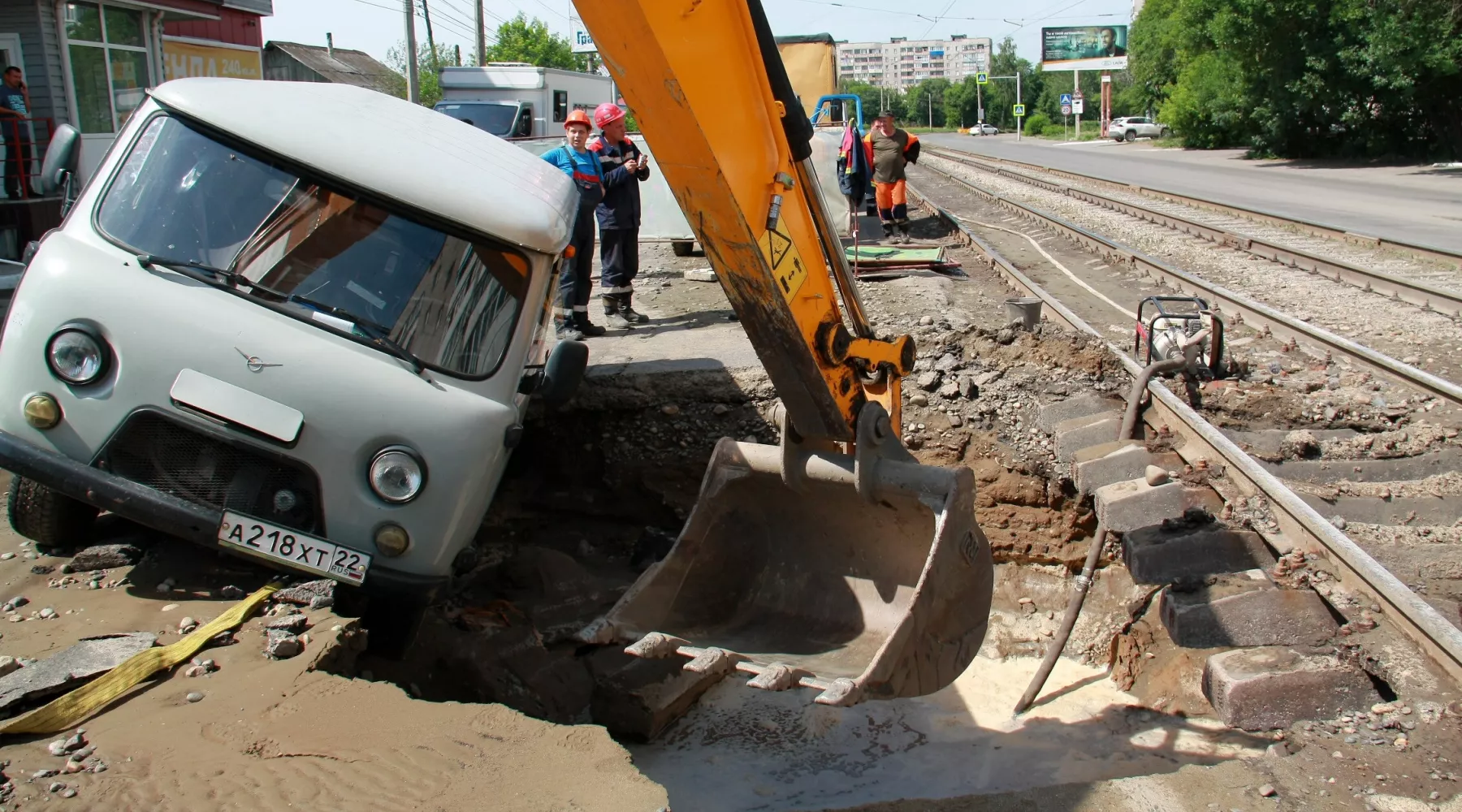 На месте провалившегося асфальта в Бийске.