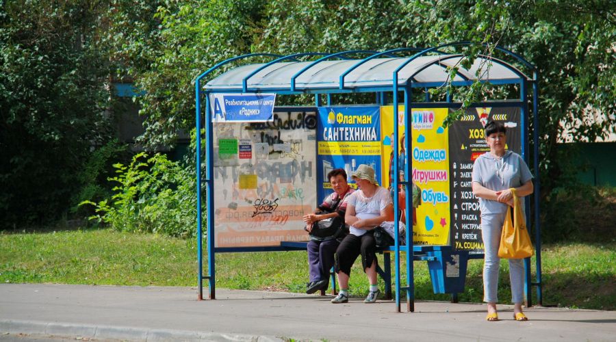 Ул смены. Остановка смена. Остановка Родники. Автобусная остановка дом печати. Остановка на остановке общественного транспорта.