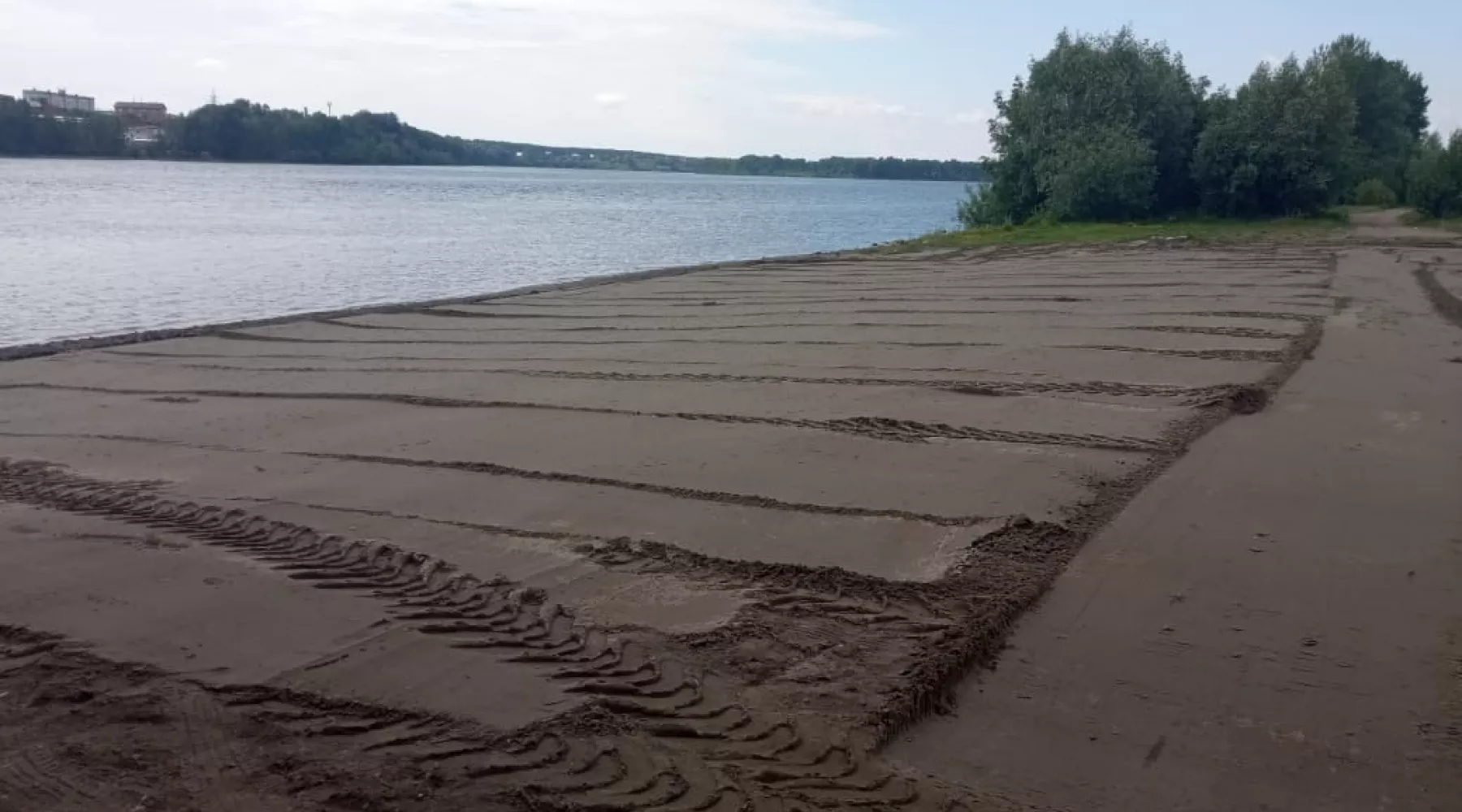 На пляже у коммунального моста обновили песок