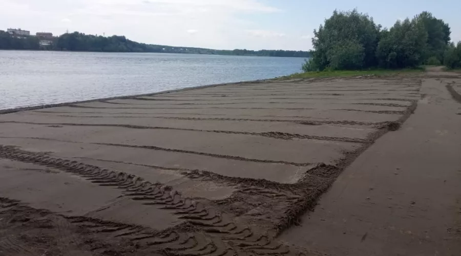 На пляже у коммунального моста обновили песок