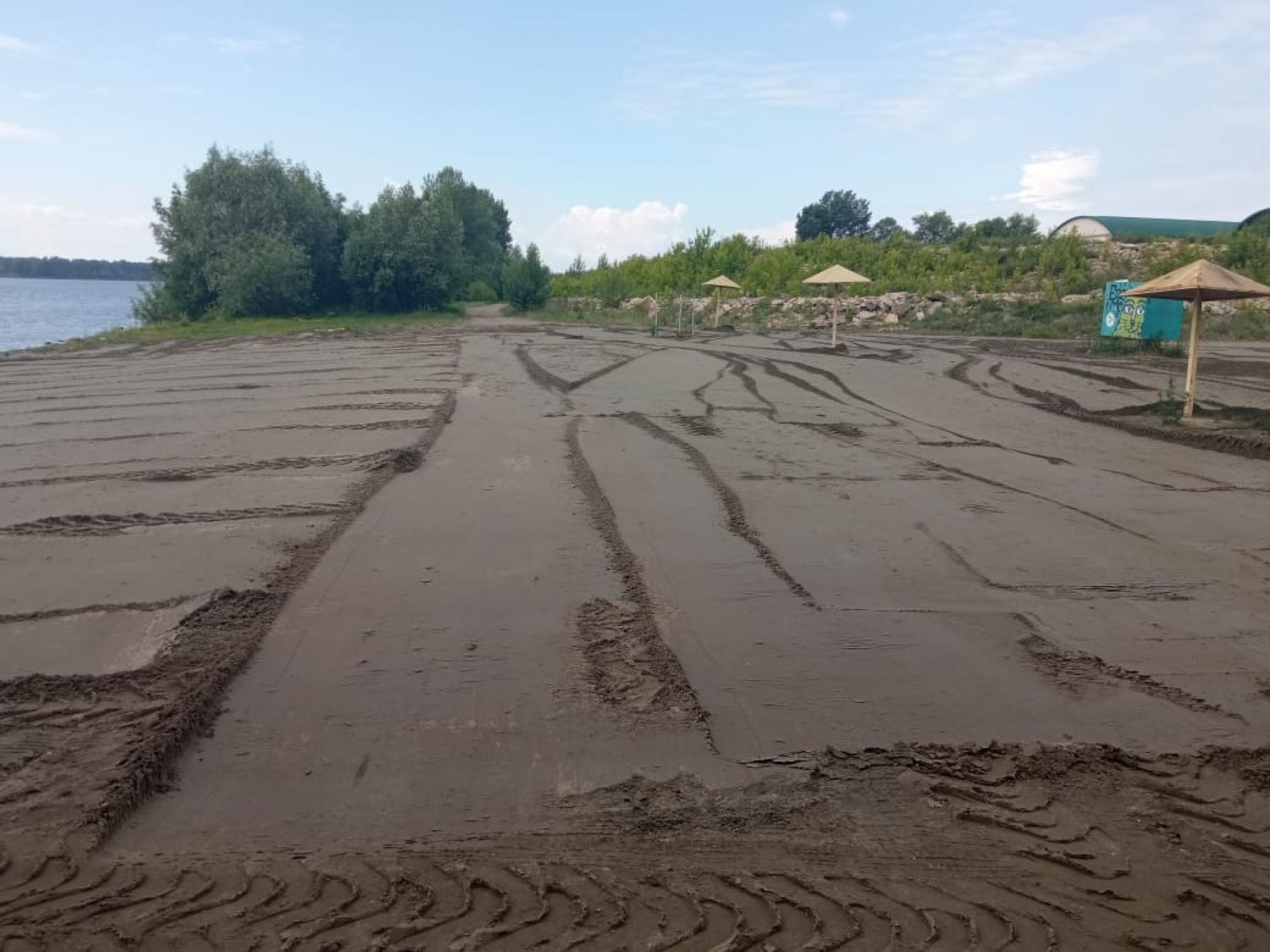 На пляже у коммунального моста обновили песок