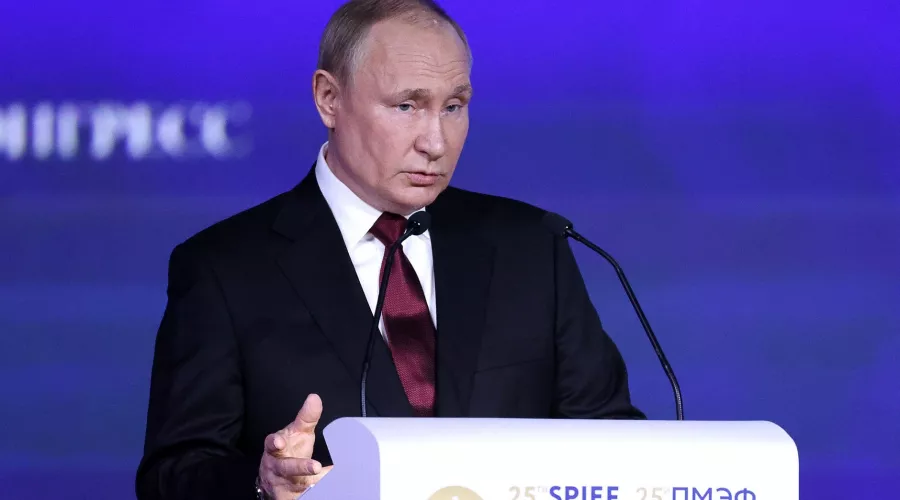 Президент Владимир Путин во время выступления на ПМЭФ