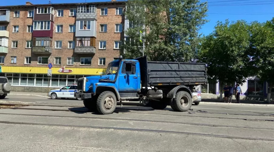 ДТП на Васильева с участием грузовика и иномарки