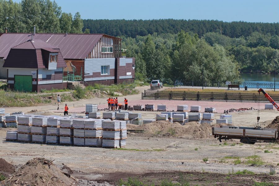 Нова бийск. Парк за Ривьерой Бийск. Новый парк на зеленом острове. Парк Галицкого новые объекты. Парк Знаменка залив фото.