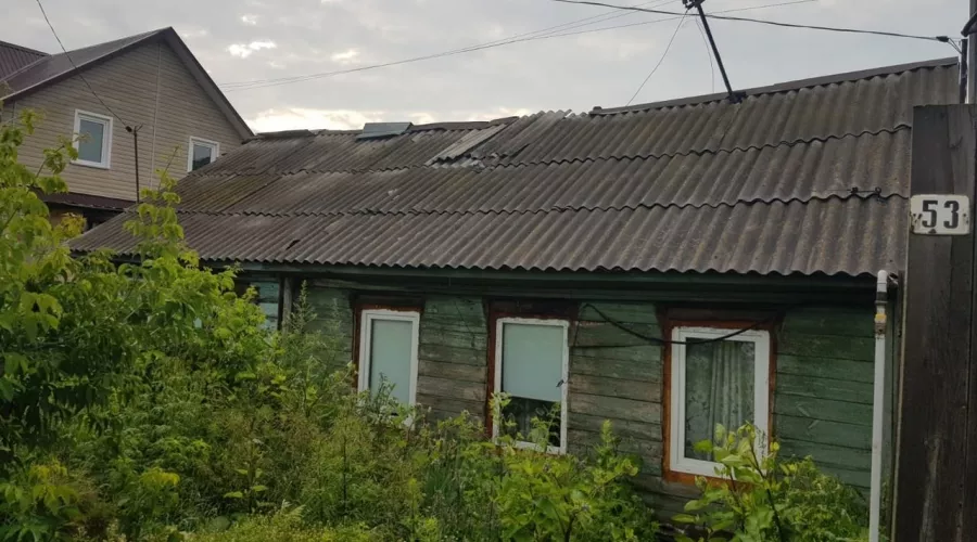 Частный дом в Барнауле, в котором рухнула крыша