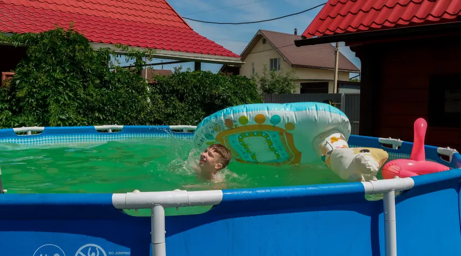 Дети купаются в бассейне