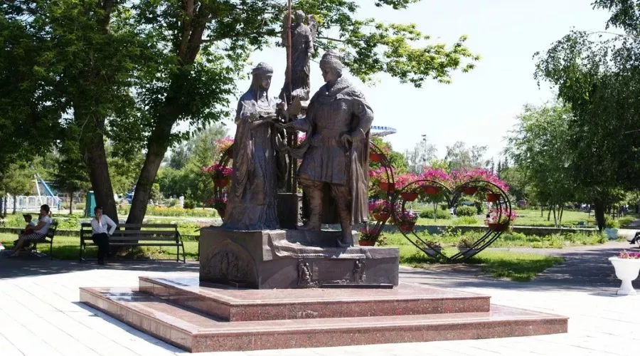 Памятник Петру и Февронии в Бийске