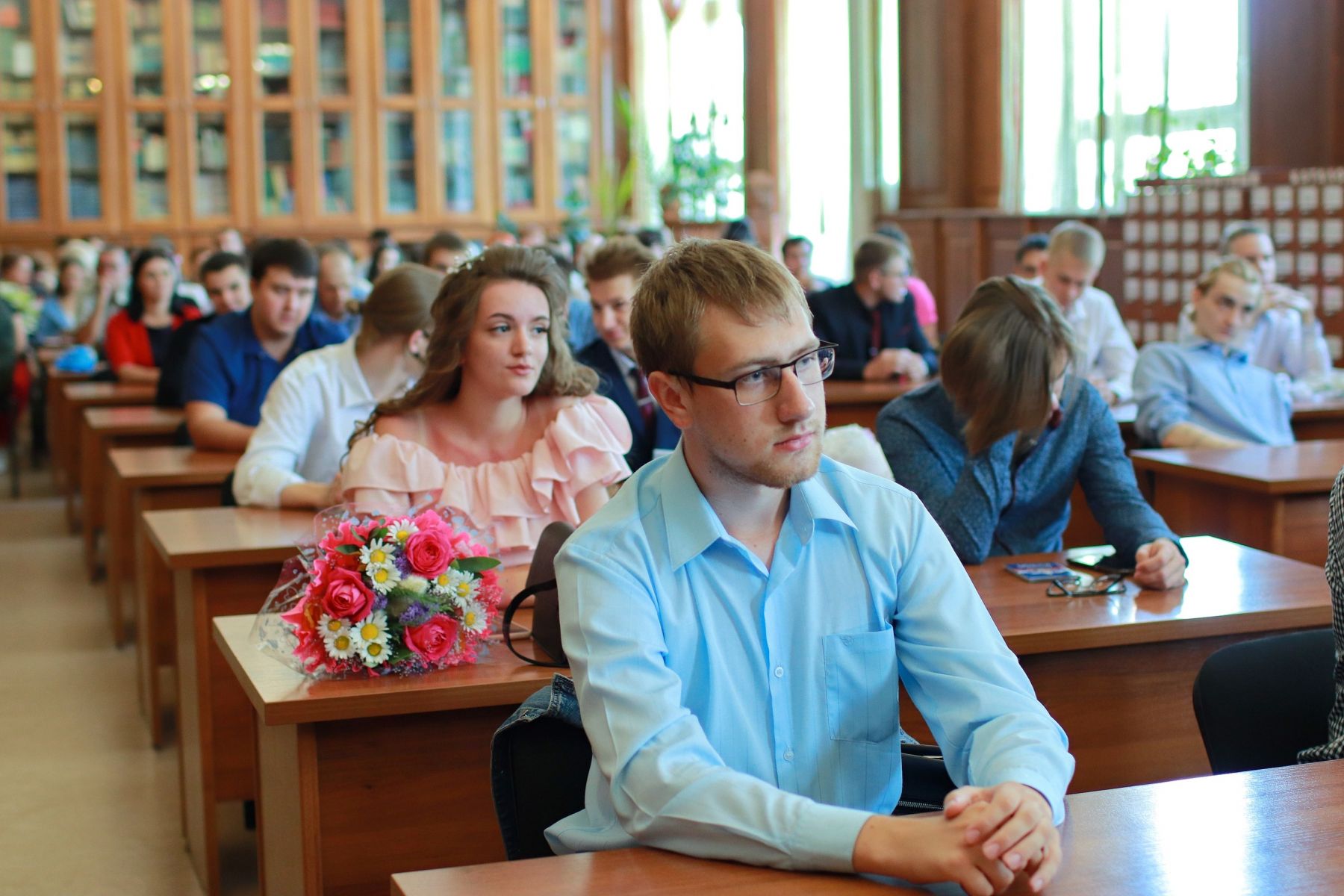 Вручение дипломов молодым специалистам