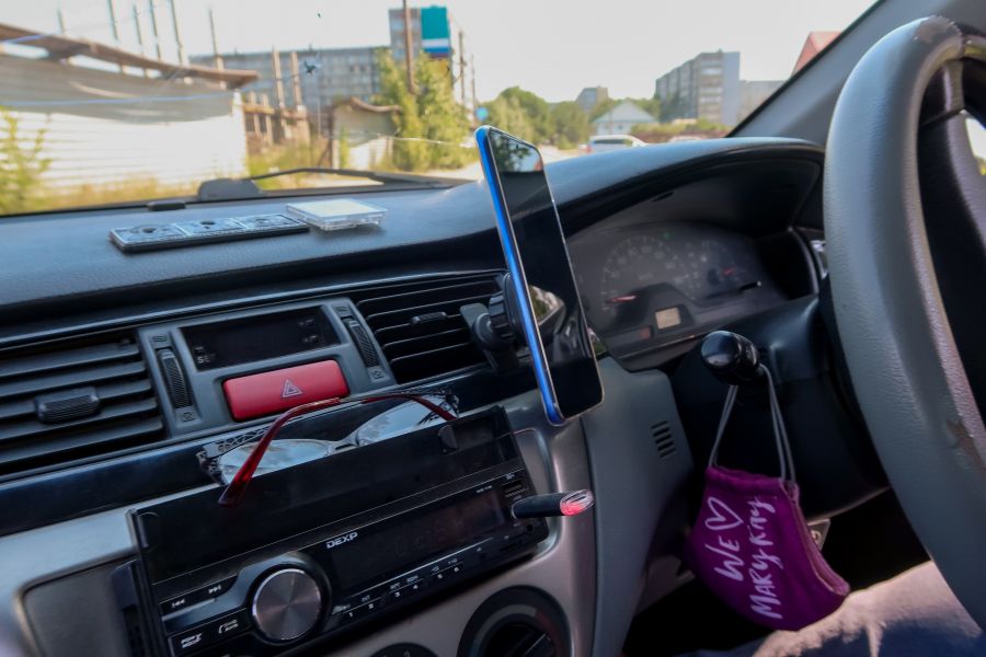 В Бийске женщина работает в такси