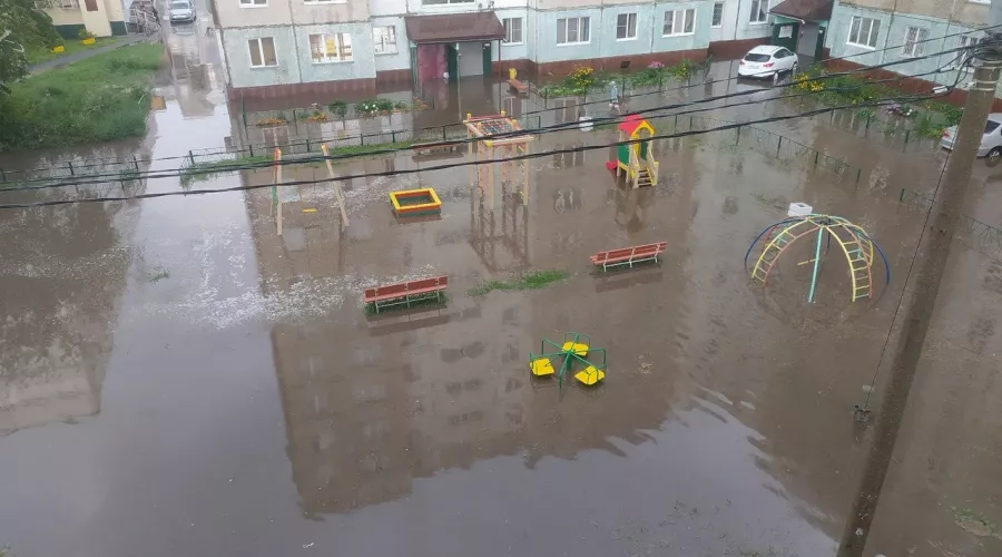 Последствия сильного ливня в Барнауле