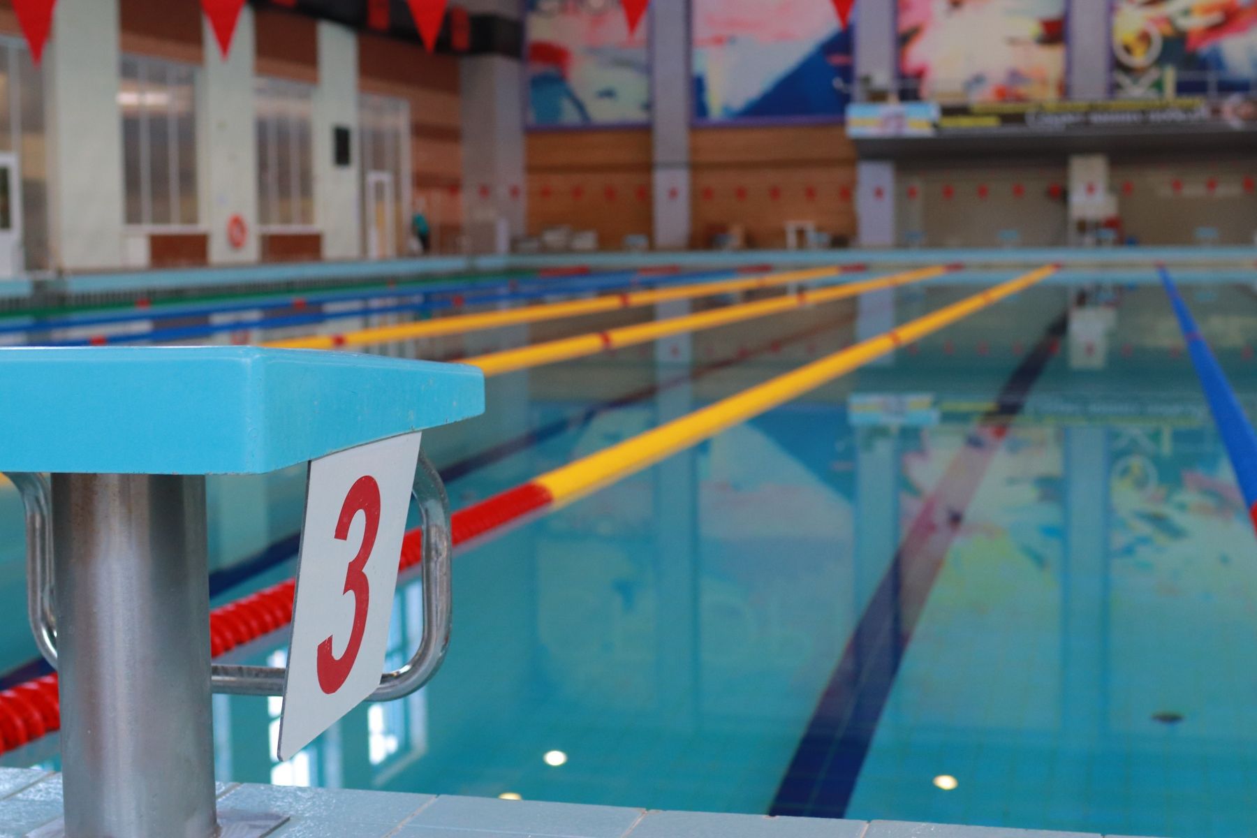 В бассейне обновили разделители дорожек