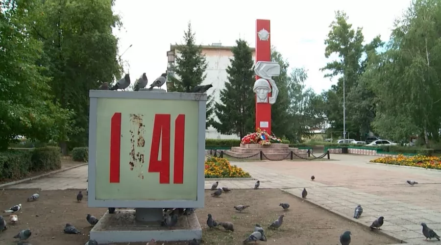 Отпавшие цифры на мемориале улицы Васильева