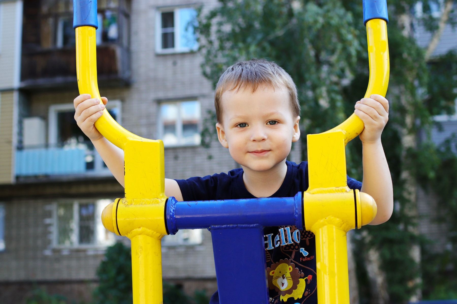 Во дворе домов по ул. Мерлина всегда много детей.