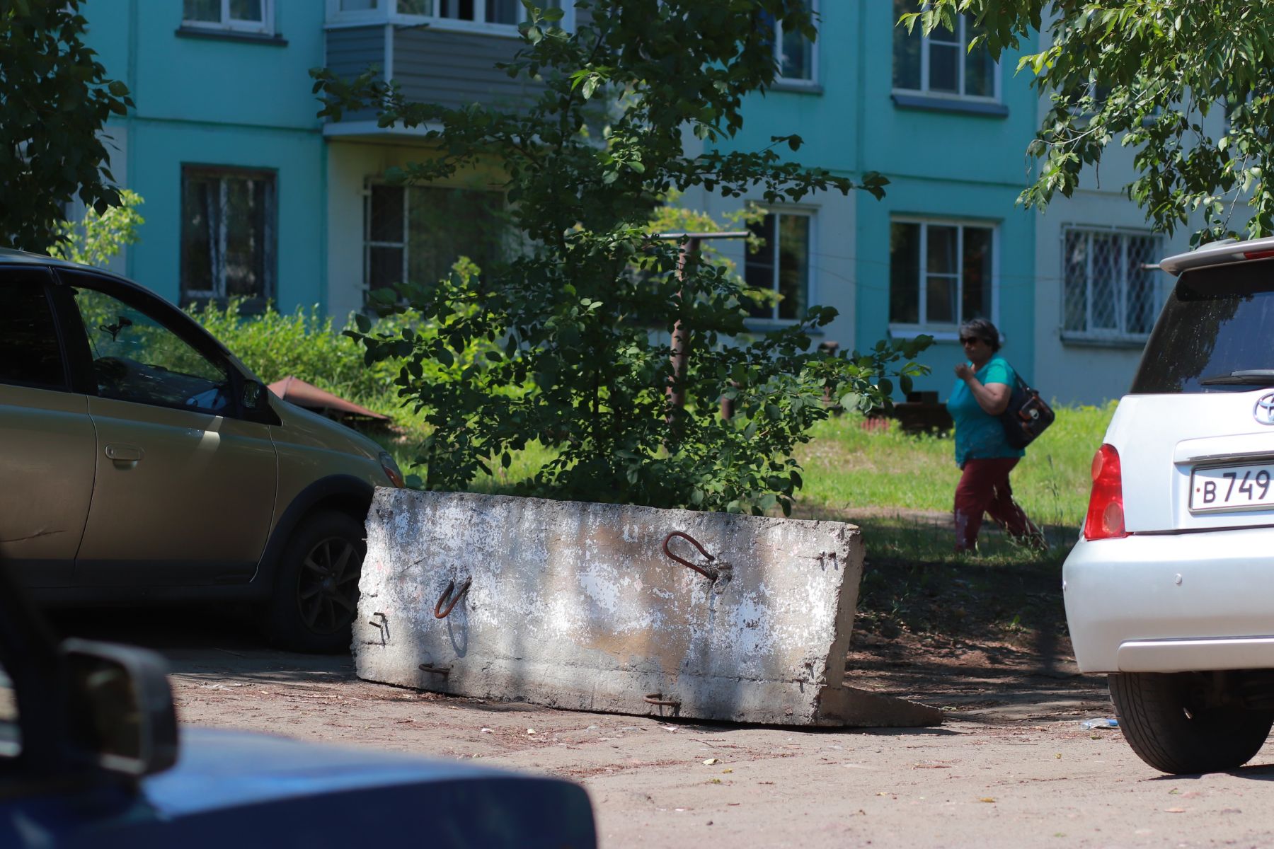 Бетонные блоки во дворах