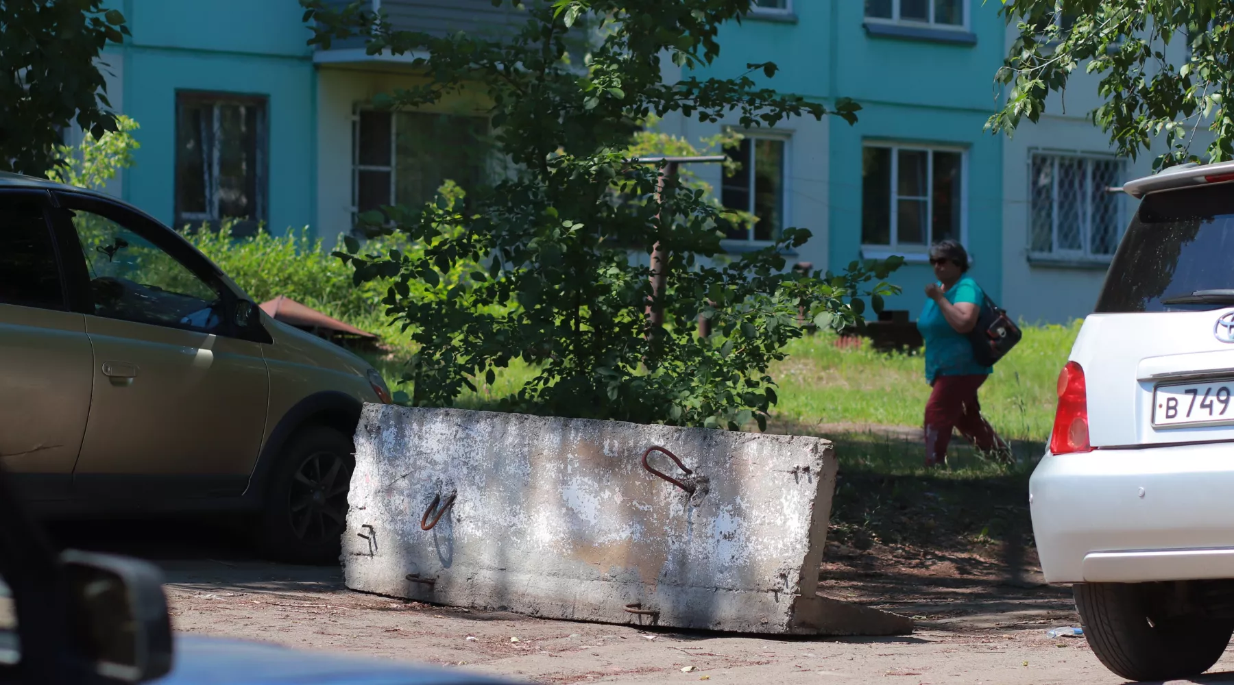 Бетонные блоки во дворах