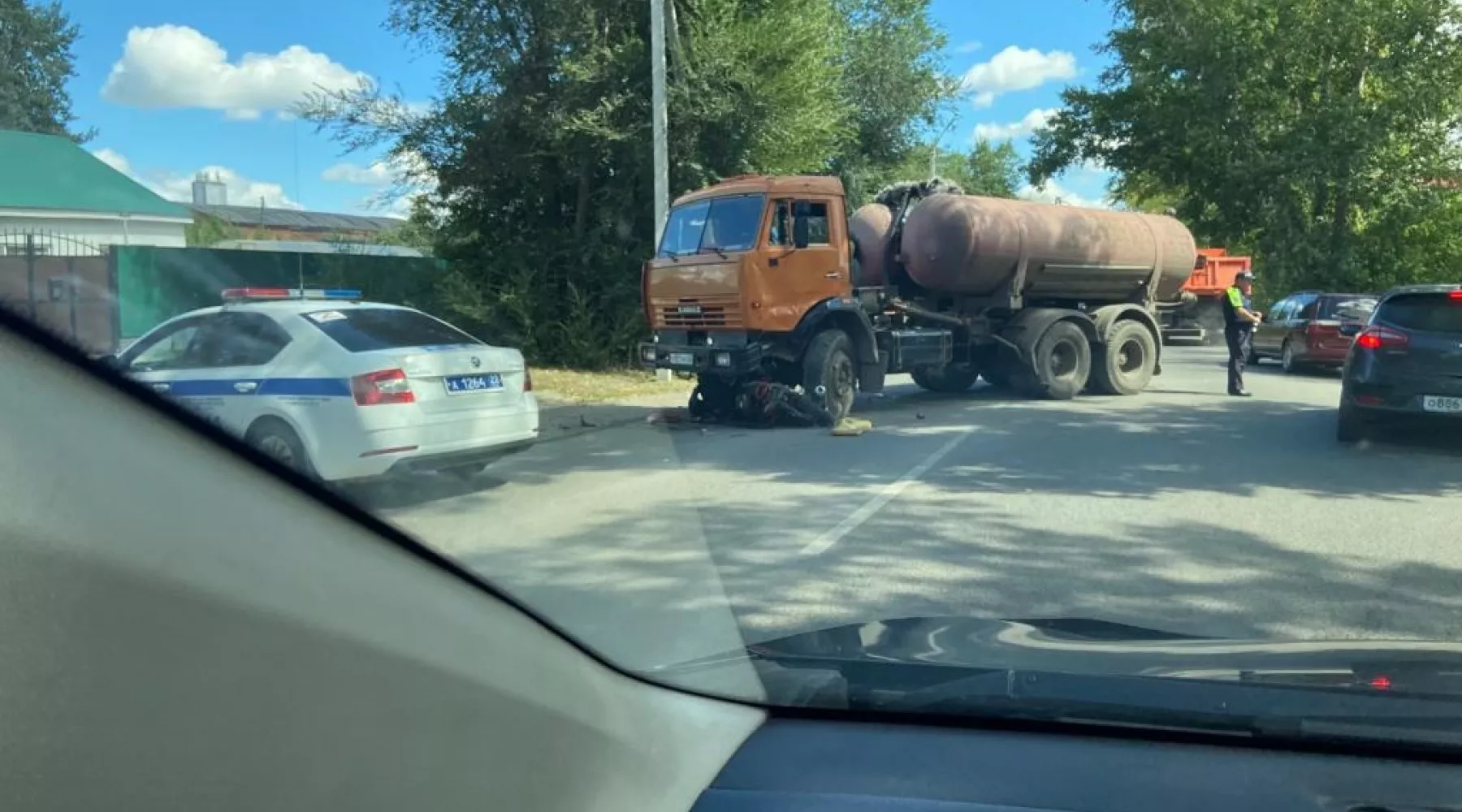 В Бийске мотоциклист попал под ассенизаторскую машину