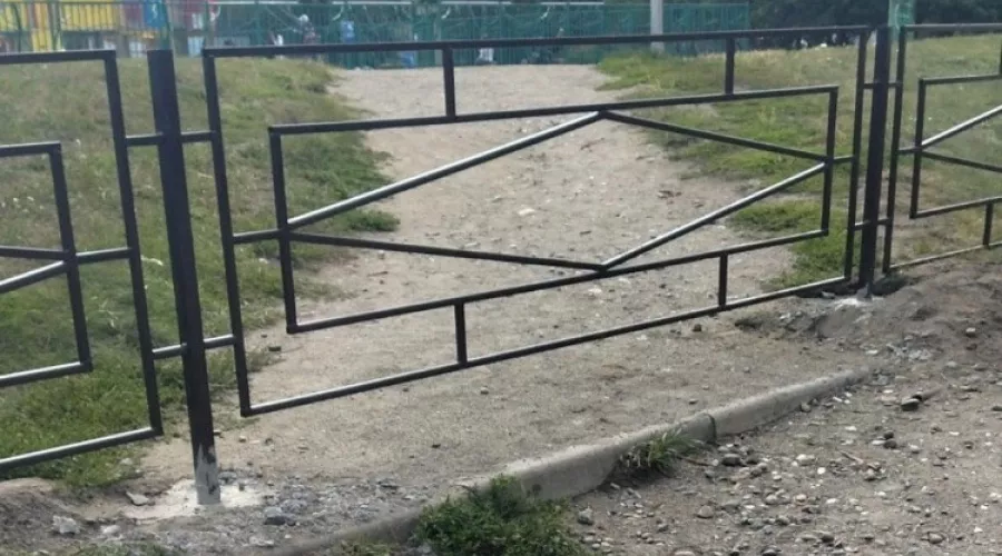 Забор перекрыл тропинки к парку Строителей