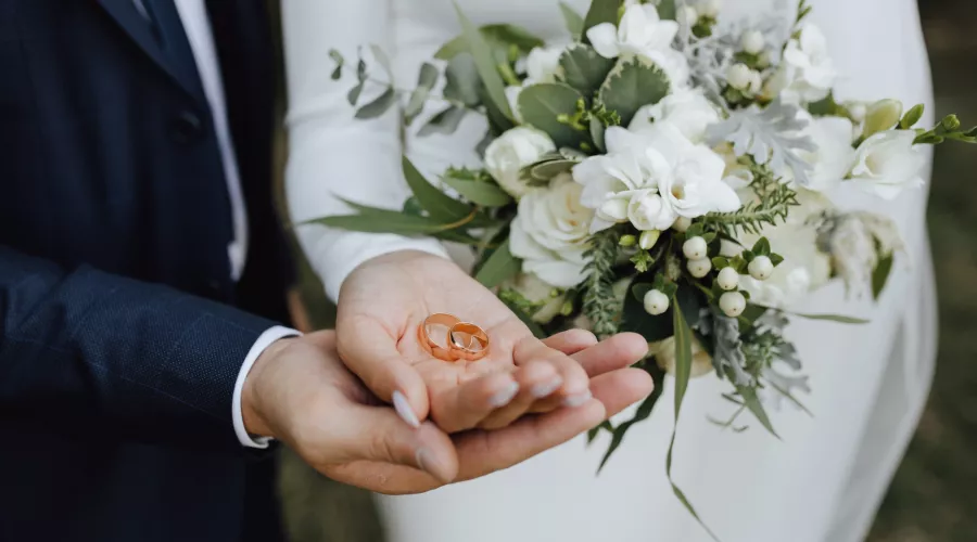 Российские загсы назвали оставшиеся в 2022 году «красивые» даты свадеб