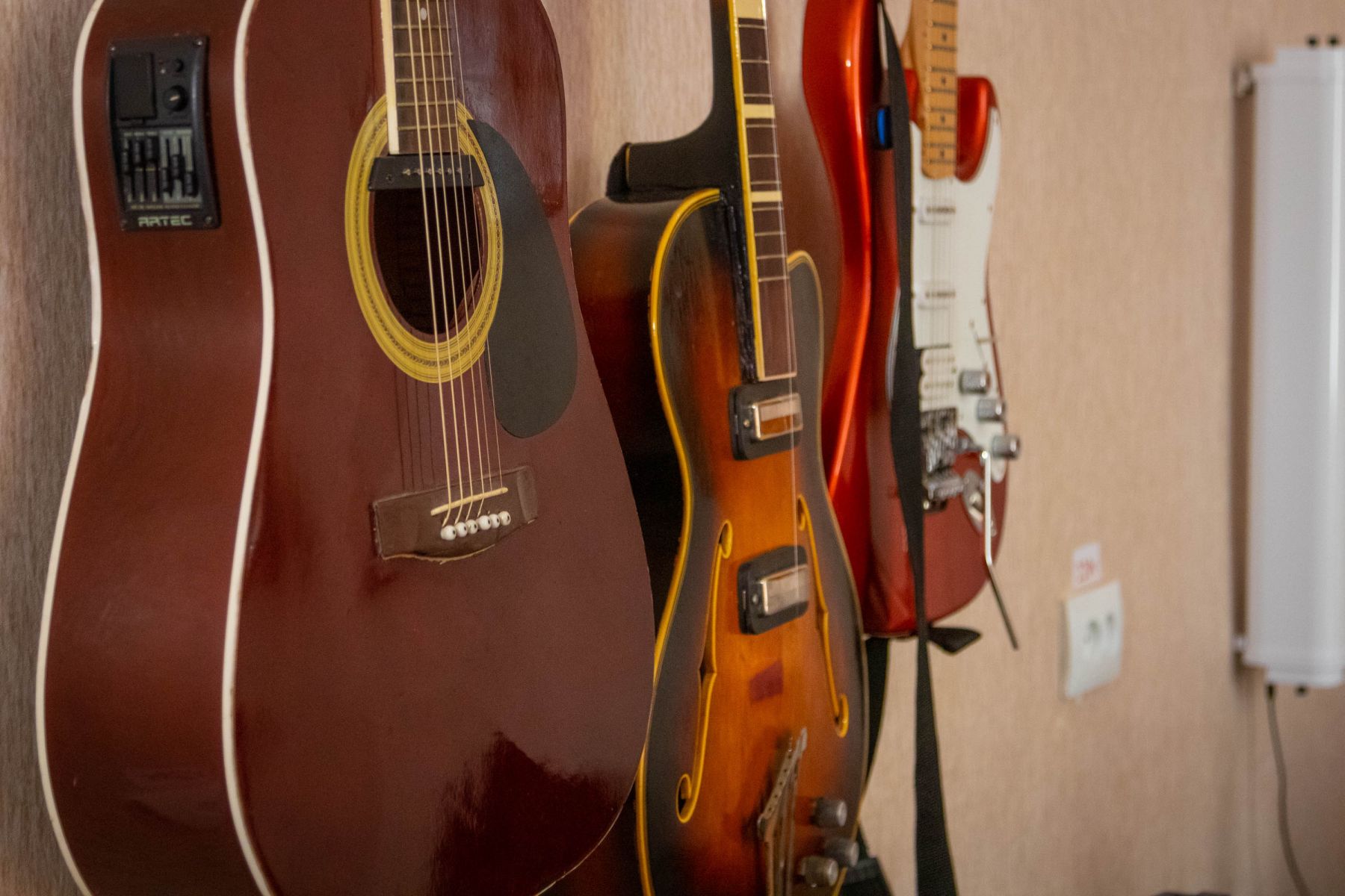 Гитары для школы искусств.