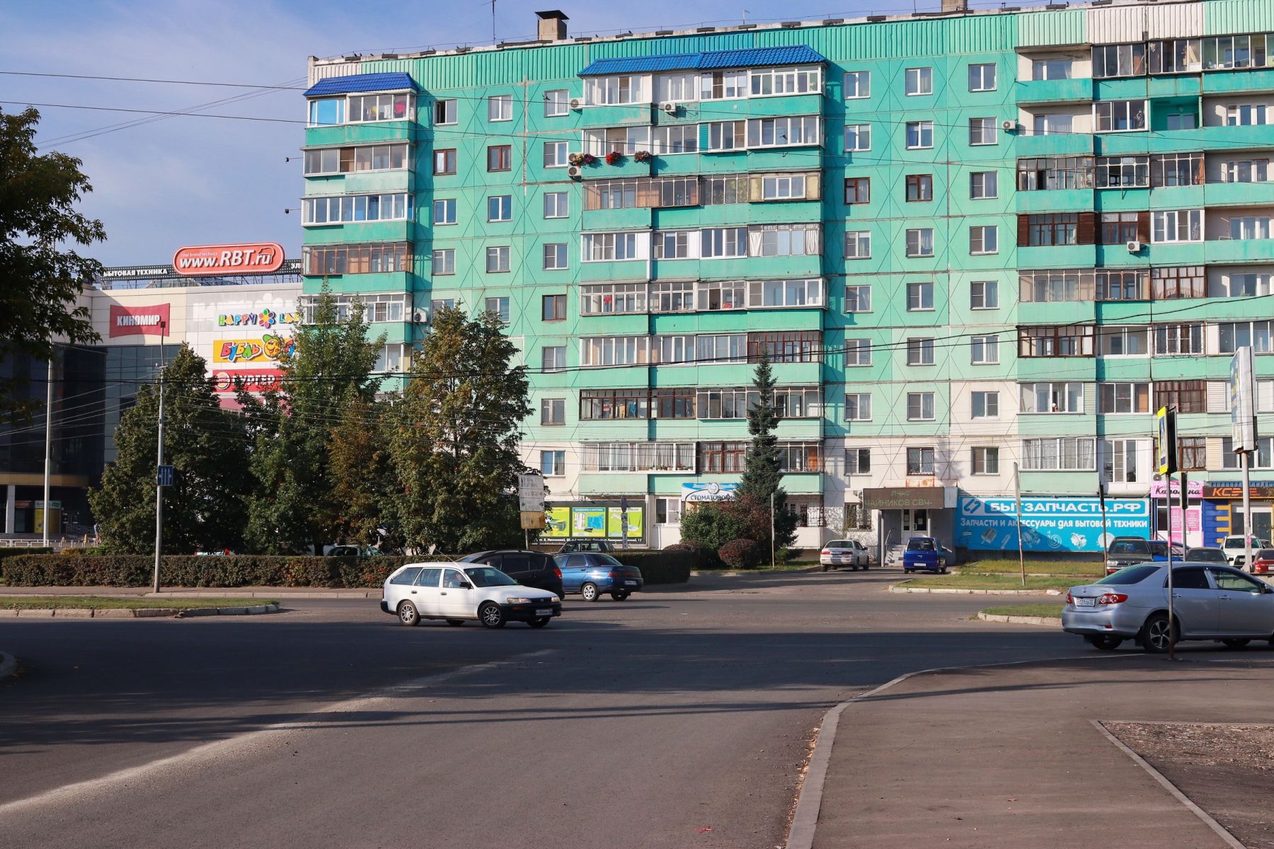 При выезде с улицы знаков приоритета нет.