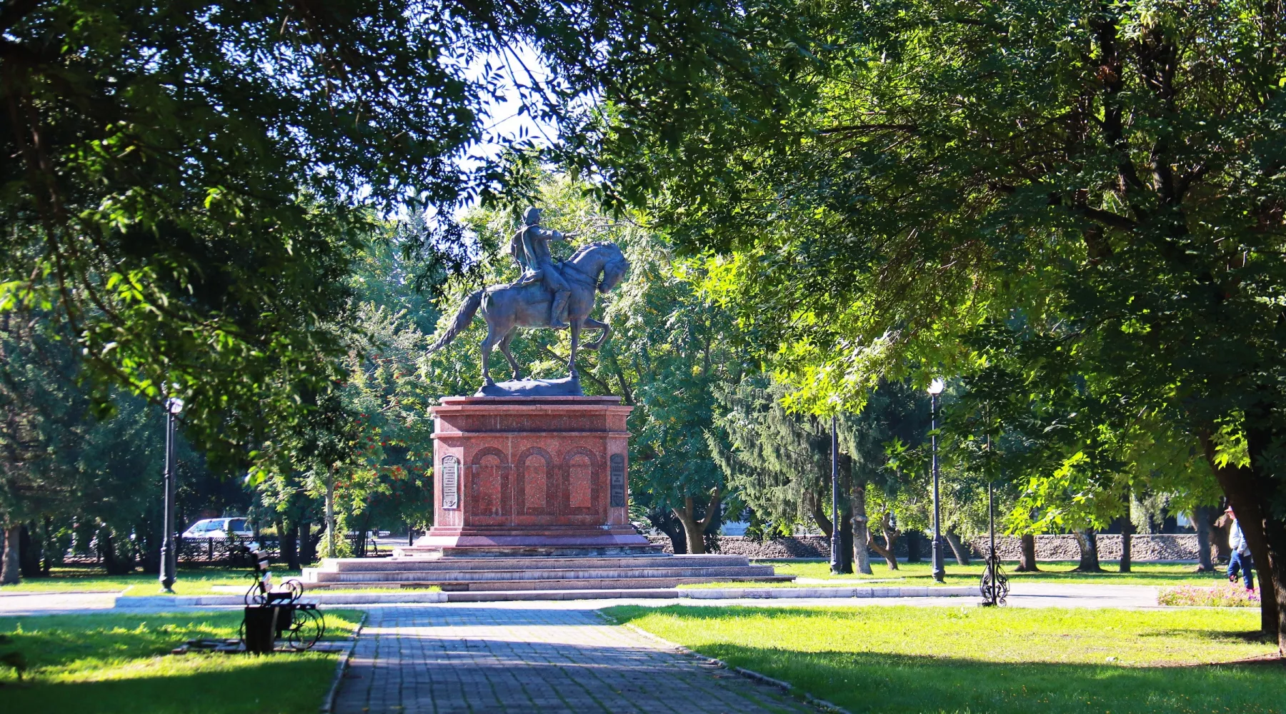 Парк Гаркавого, памятник Петру, август