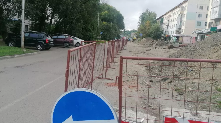 В Бийске раскоп на проезжей части переулка Мопровский закроют к концу недели