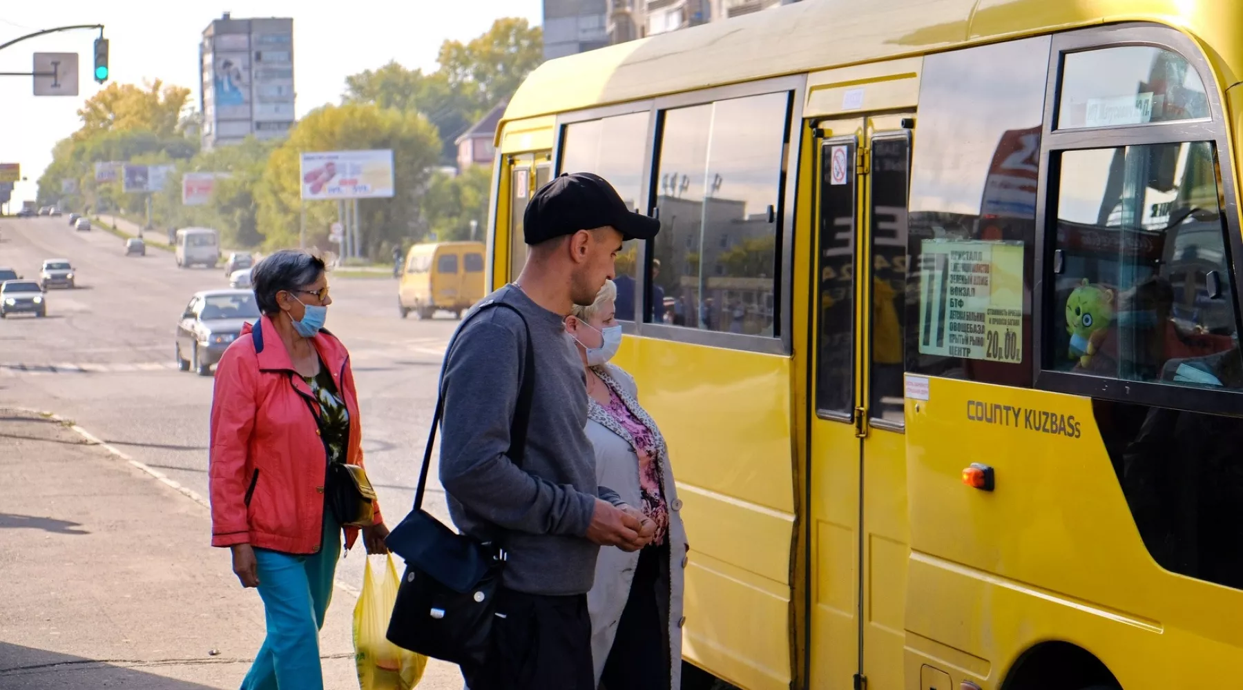 Автобус. Остановка. Люди. Общественный транспорт