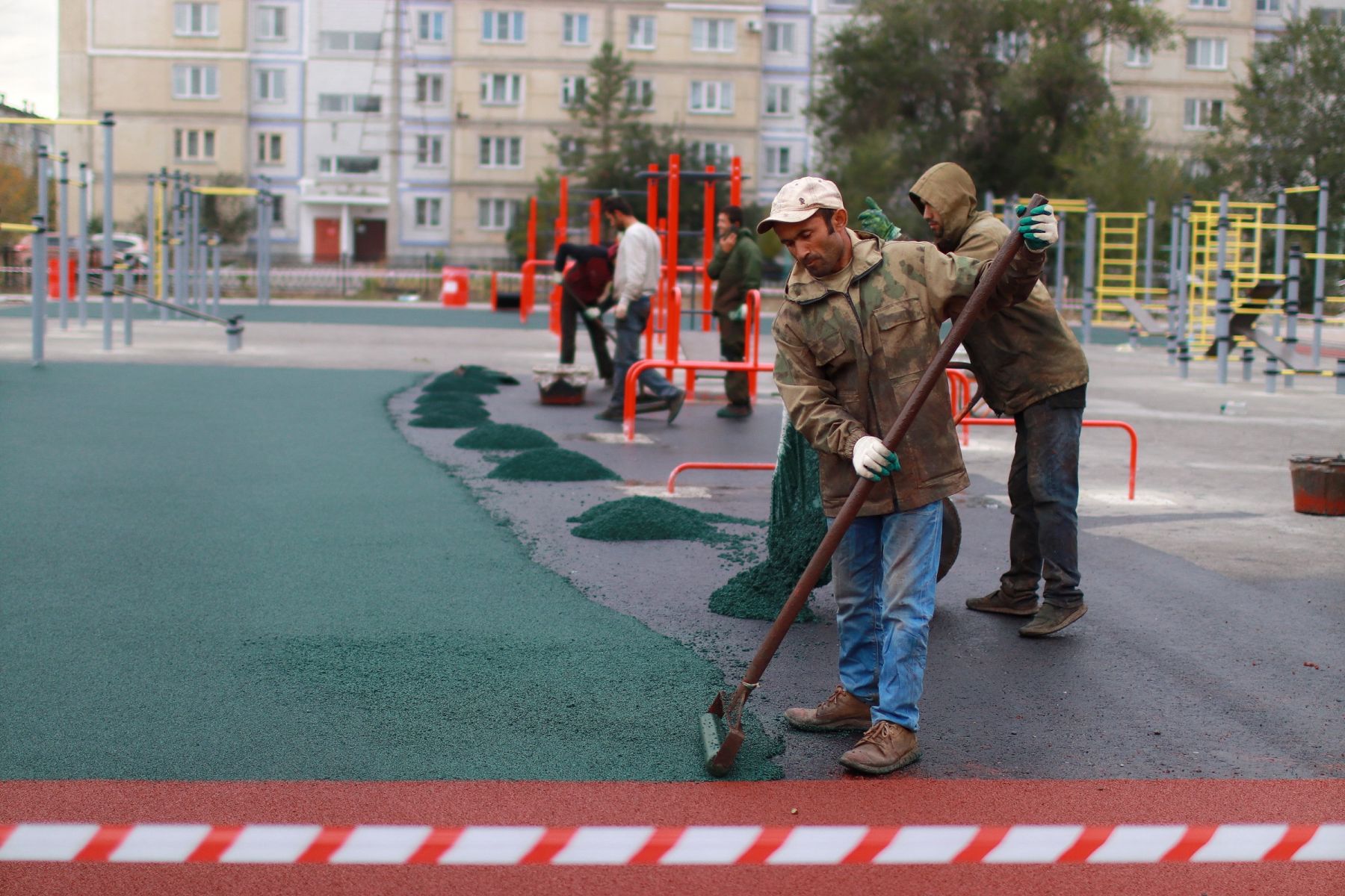 Резиновое покрытие должно быть не менее 4,5 см толщиной.