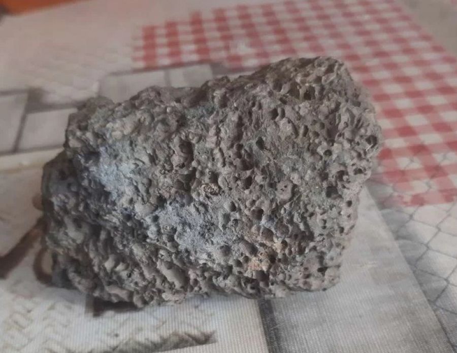 Камень, похожий на метеорит