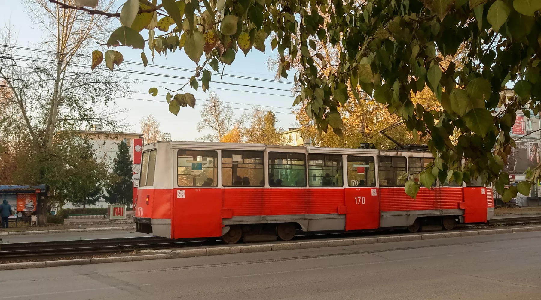 Осень. Трамвай. Улица Васильева