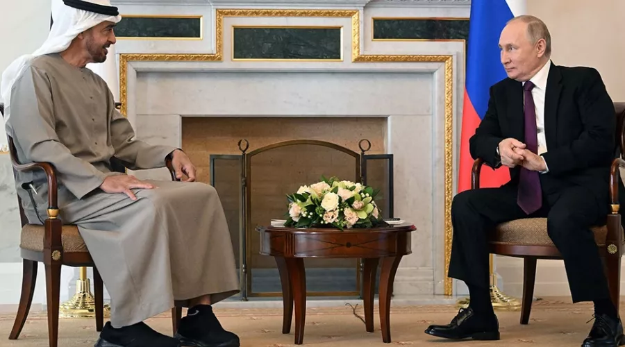 Слишком неформально: арабский шейх пришел на встречу с Путиным в кроссовках