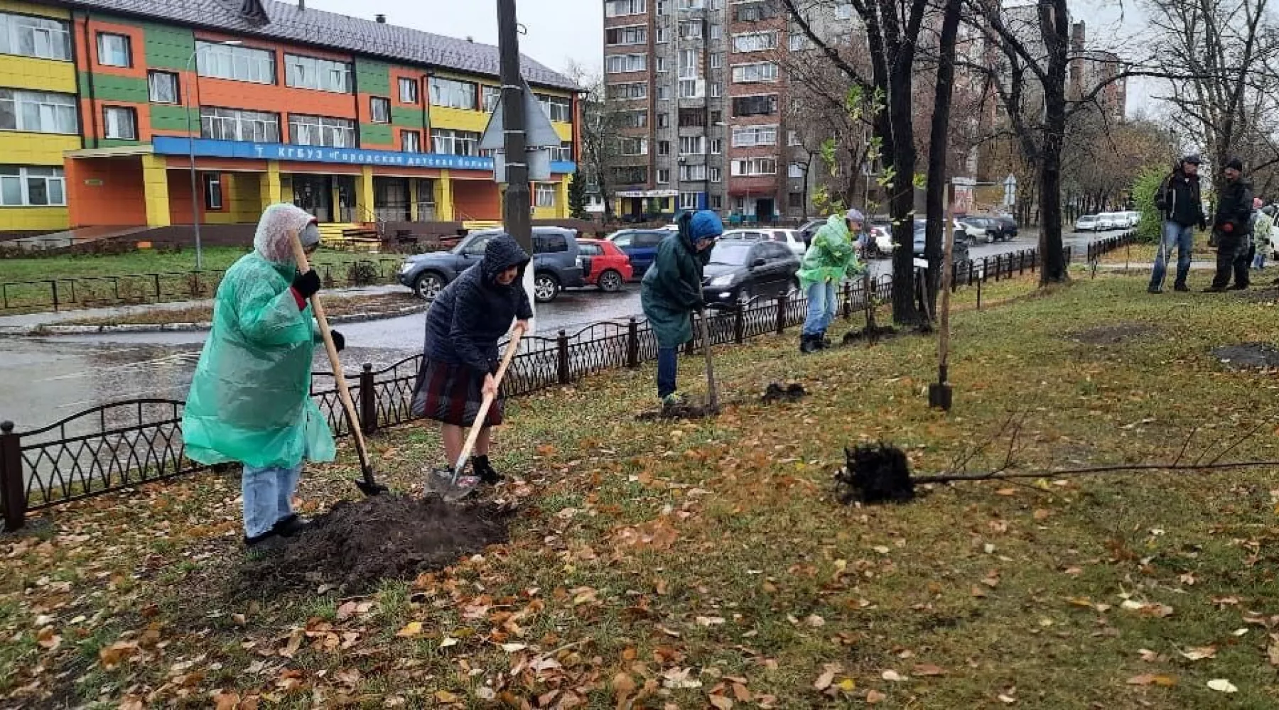 Высадка саженцев на бульваре Вали Максимовой