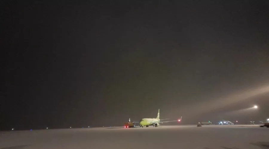 Аэропорт Барнаула под снегом
