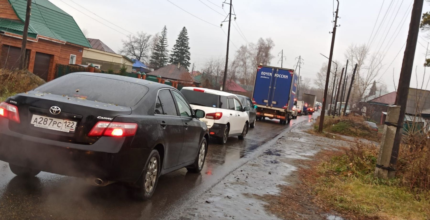 Пробки перед мостом в Бийске