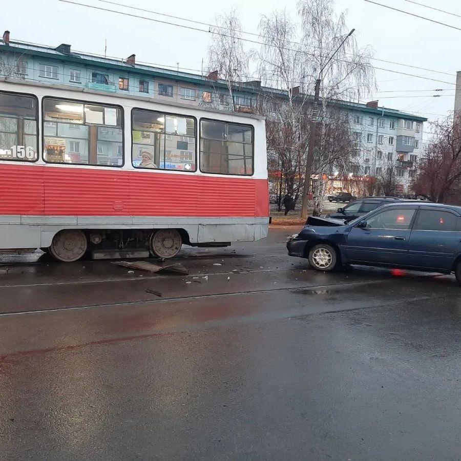 В Бийске утром легковушка врезалась в трамвай на Мерлина | 01.11.2022 |  Бийск - БезФормата