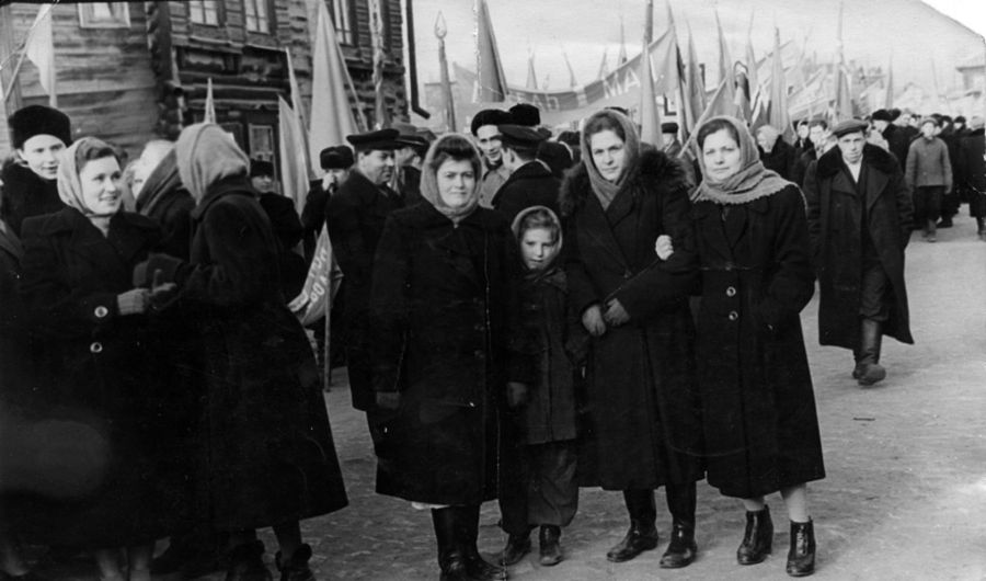 Бийчане на демонстрации 7 ноября 1953 года