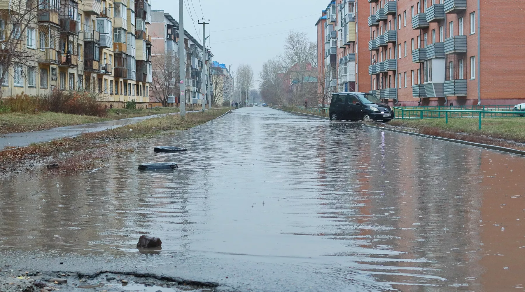 Лужи в районе Треста.