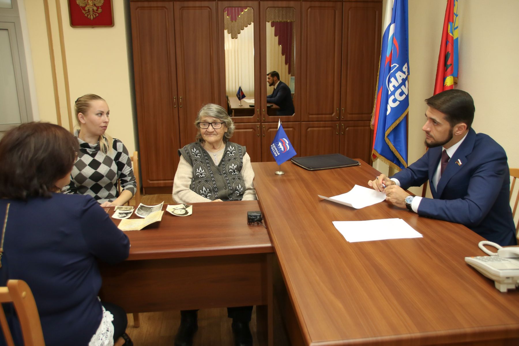 Александр Прокопьев с семьей рядового Макара Сидорова