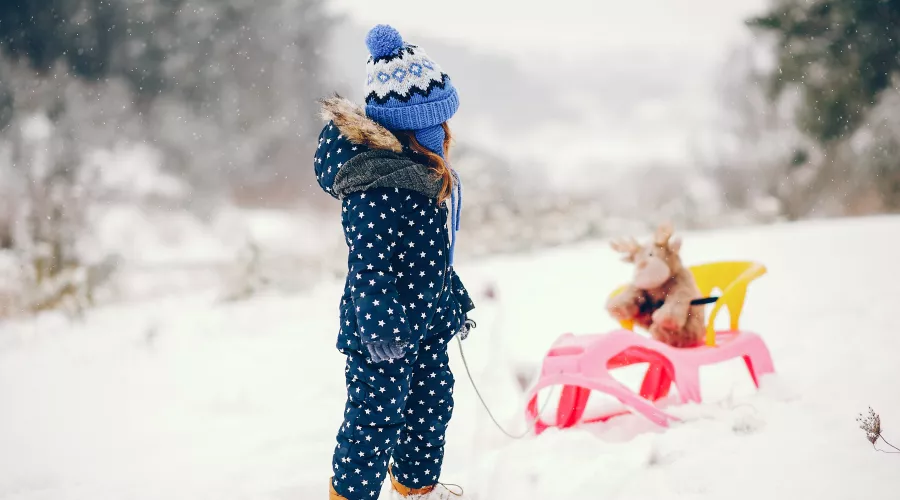 маленькая девочка, зима, снег, санки