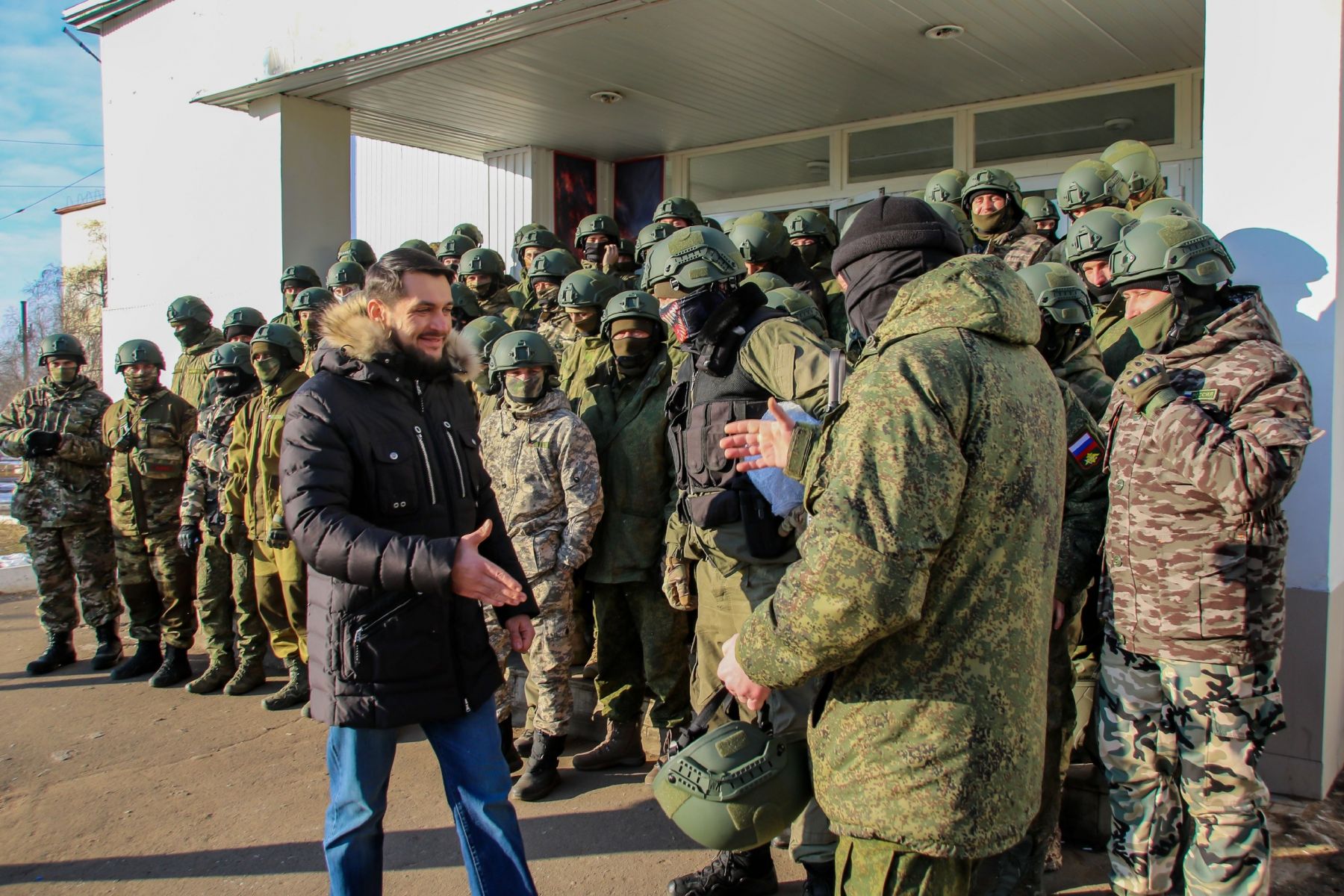 Александр Прокопьев с бойцами, проходящими переподготовку на полигоне в Оренбургской области.