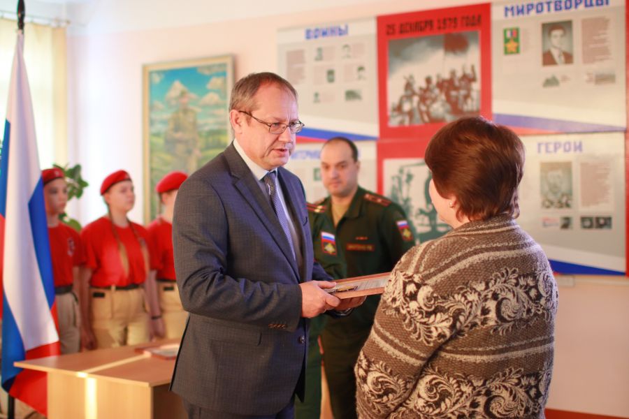 Александр Студеникин вручает награду матери участника СВО