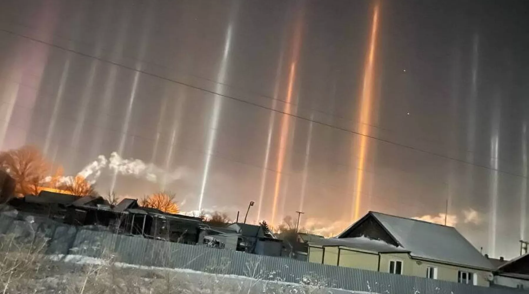Явление в алтайском крае. Явление в алтайском крае. Световые столбы. Природные явления алтайского края. Смерч в поле.