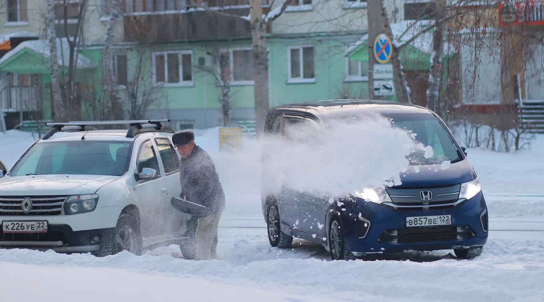 Зима. Парковка. Снег.