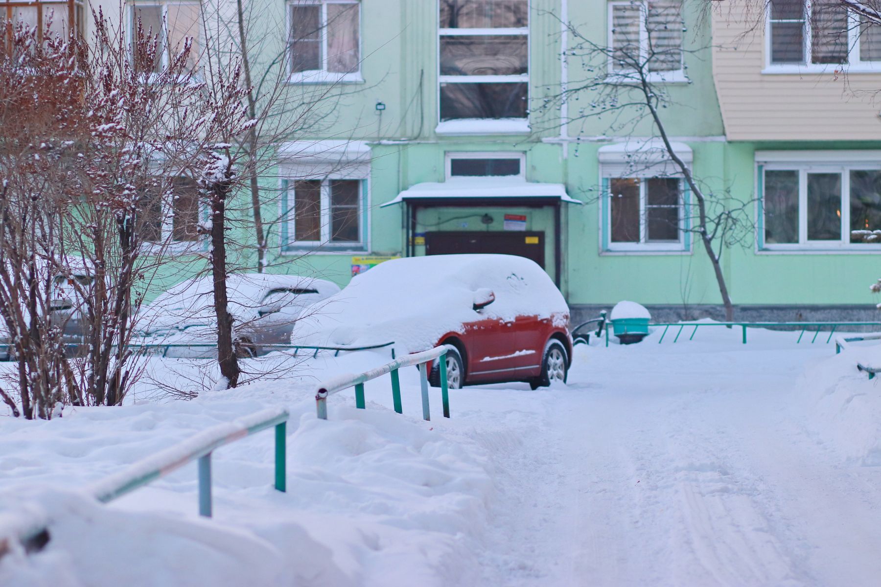 Зима. Парковка. Снег.