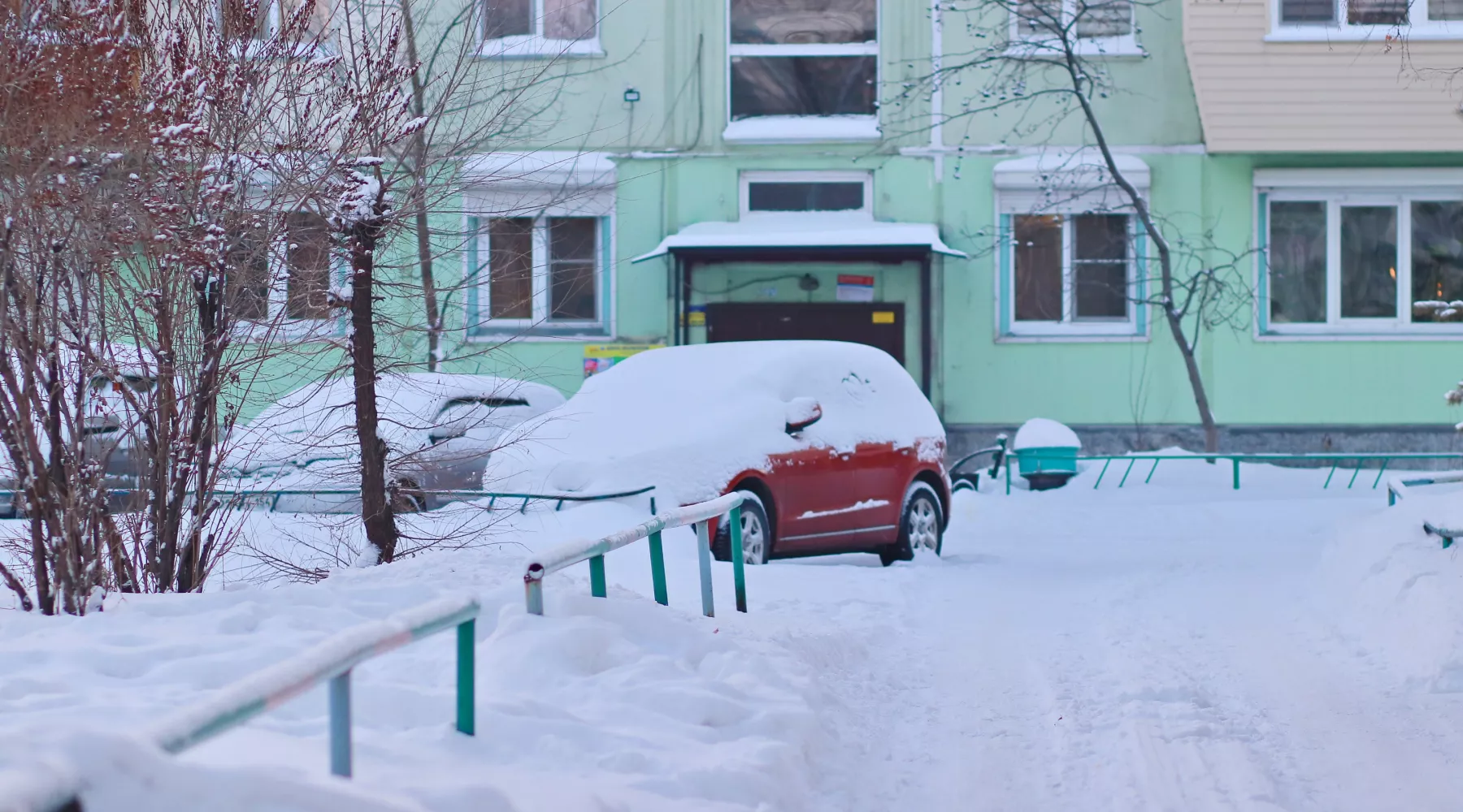 Зима. Парковка. Снег.