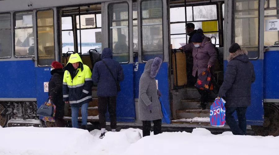 остановка, трамвай, зима, снегопад