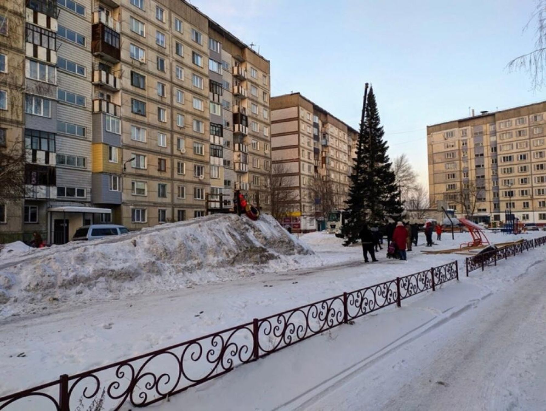 В районе "кирпички" украшают двор