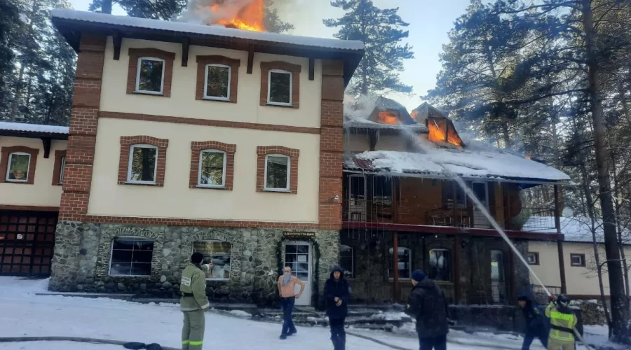Пожар на турбазе в Чемале