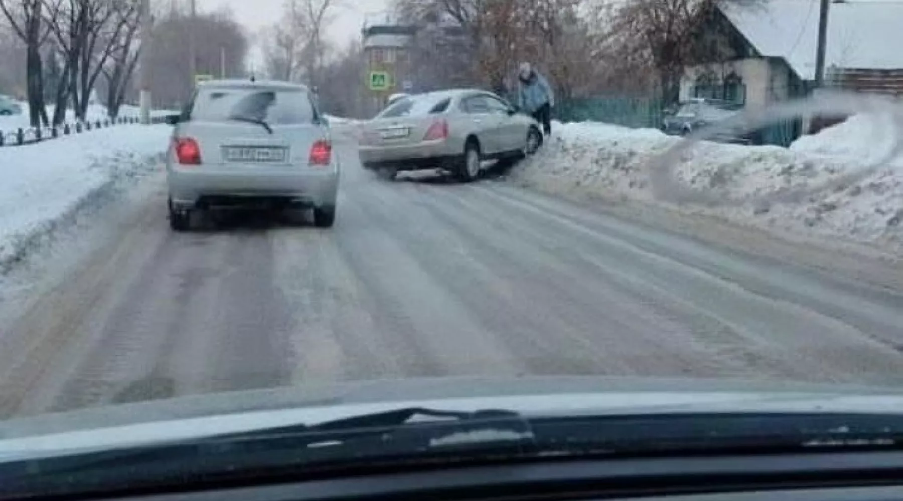 Машины на ул. Вали Максимовой